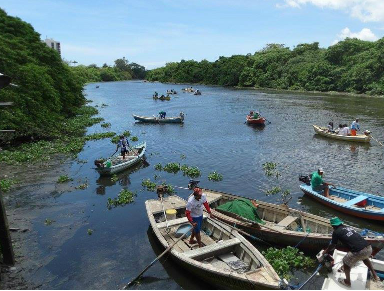 Jovens promovem vakinha para ajudar pescadores a retirar lixo do Capibaribe