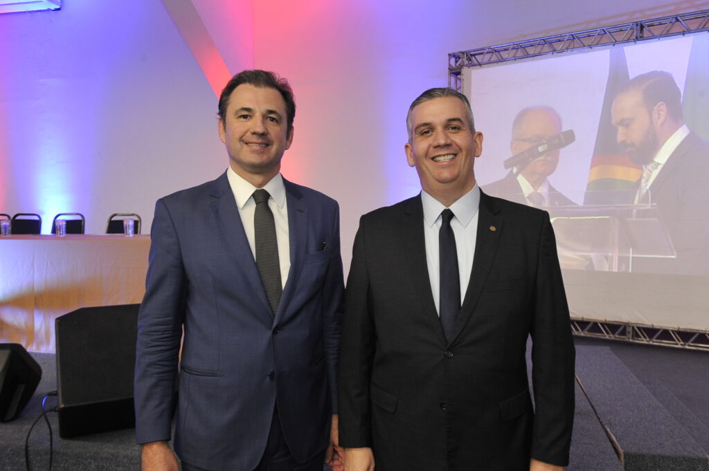 OAB-PE e CAAPE recebem votos de congratulações da Alepe 2 O presidente da CAAPE Fernando Ribeiro Lins e o presidente da OAB PE Bruno Baptista em evento da OAB CREDITO Ademar Filho