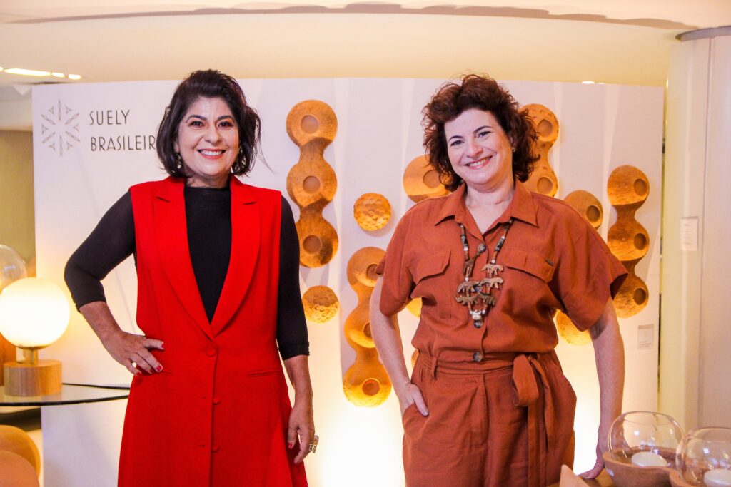 CASAPRONTA Suely Brasileiro e Doris David de Souza no abre da Expo A Geometria no Barro. Foto Paula Maestrali 11 1