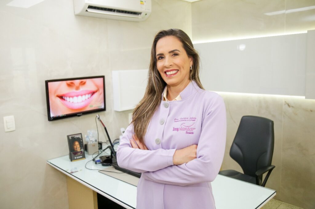 A cirurgia dentista Taciana Abreu enfatiza que visitas regulares ao dentista ajudam na deteccao precoce do cancer de boca
