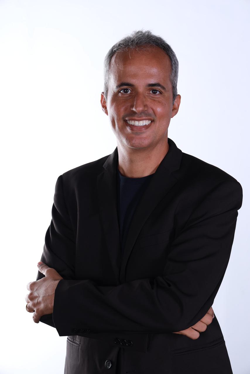 “Cresça e Lucre sem Enlouquecer” é o livro do empresário e mentor de empreendedores Macário Moraes com método inovador que ensina empreendedores a crescerem nos negócios sem enlouquecer em 12 semanas