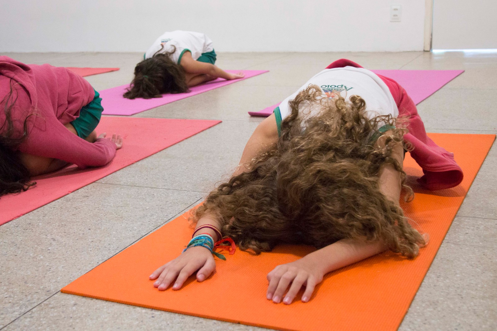 Ansiedade e depressão infantil: saiba como a prática do yoga pode ser uma ferramenta de combate
