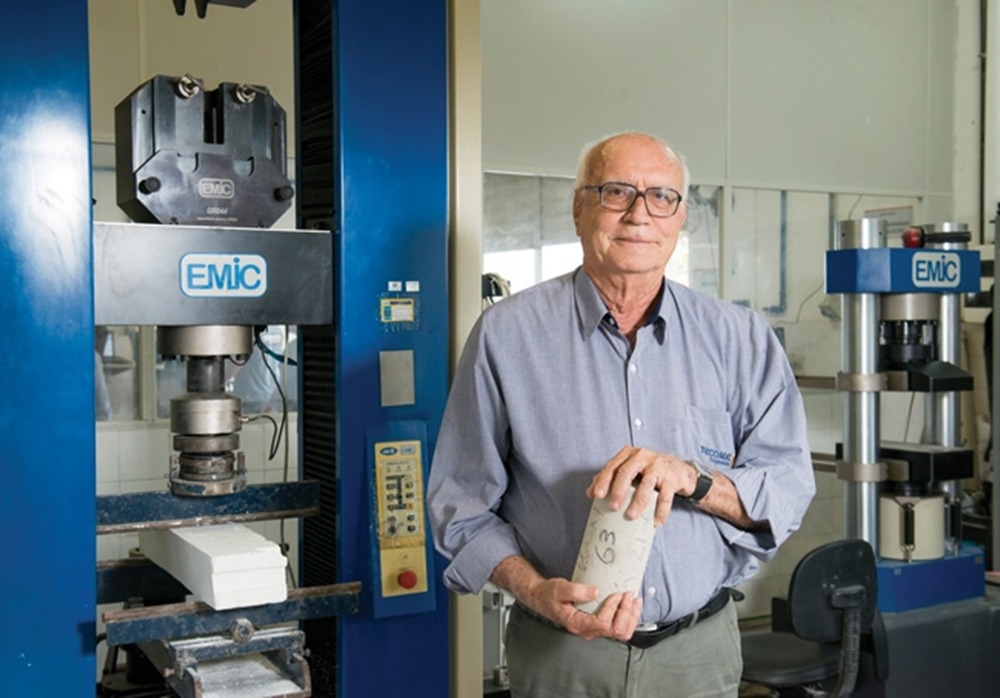 Professor Joaquim Correia no Laboratorio de Materiais da TECOMAT no Cordeiro CREDITO Divulgacao
